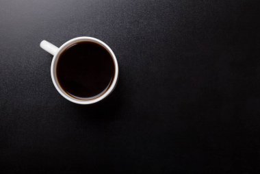 Bir fincan sıcak kahve. 