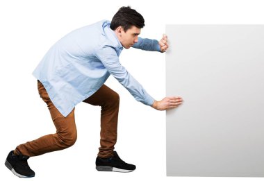 Beyaz arka plan üzerinde izole boş kartı ile genç adam