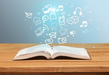 Masanın üzerinde kitabı aç