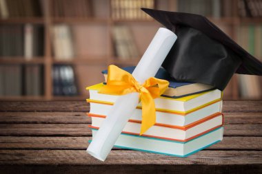 Mezuniyet şapka ve kitaplar, yakından görmek yığınları 