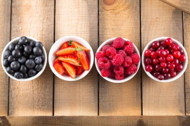 ahşap masa üzerinde çeşitli meyveler