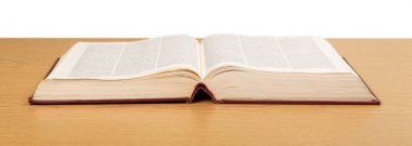 Beyaz arka plan üzerinde İncil kitap