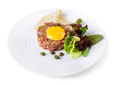 lezzetli etli sebze ve yumurta beyaz arka plan üzerinde izole plaka