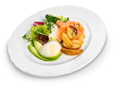 Beyaz arka plan üzerinde izole plaka lezzetli salata