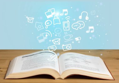 Masanın üzerinde kitabı aç