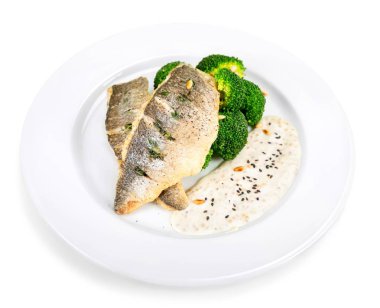 lezzetli balık beyaz arka plan üzerinde izole plaka