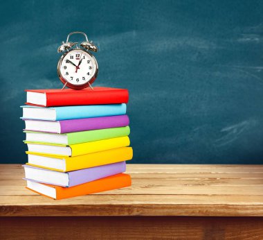 Yığın kitap ve çalar saat