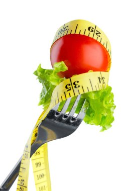 Taze çiğ sebze çatal ve beyaz arka plan üzerinde izole bant ölçme