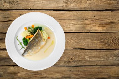 plaka üzerinde arka izole lezzetli balık