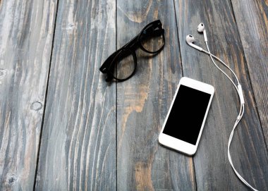 son moda gözlük ve smartphone