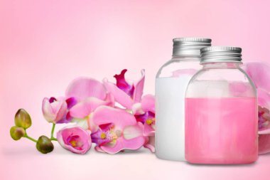 Kozmetik kapları ve çiçek