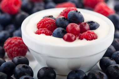 Blueberry smoothie izole bardak