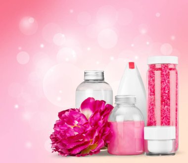 Kozmetik kapları ve çiçek