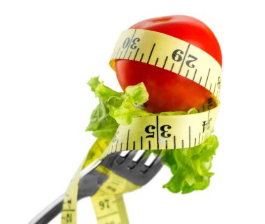 Beyaz arka plan üzerinde izole çatal üzerinde taze çiğ sebze