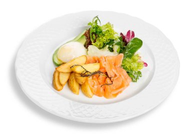 lezzetli balık beyaz tabak beyaz arka plan üzerinde izole içinde patates ile 