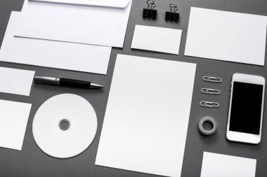 İş tasarımı ile smartphone, gri arka plan üzerinde için alay
