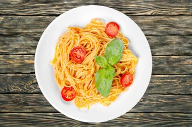 Spagetti makarna domates ile