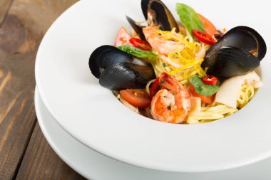 plaka üzerinde deniz mahsulleri salatası