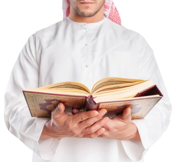 Muslim pria memegang koran — Stok Foto