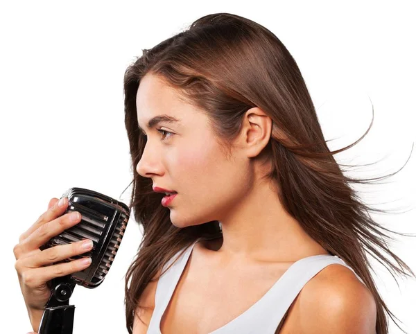 Mujer joven cantando — Foto de Stock