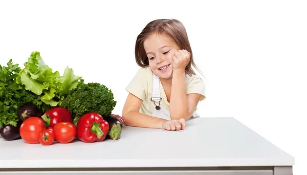 Маленькая девочка готовит здоровую пищу — стоковое фото