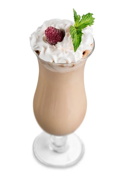 ガラスは 白い背景で隔離の美味しいチョコレート ミルクセーキ — ストック写真