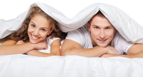 Porträt Eines Glücklichen Jungen Paares Bett Isoliert Auf Weiß — Stockfoto