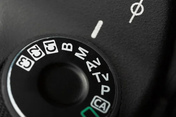 現代のデジタル一眼レフ カメラ ボタンと黒のカメラのボディの詳しい写真 — ストック写真