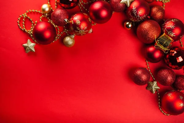 Червоні різдвяні декоративні кульки — стокове фото