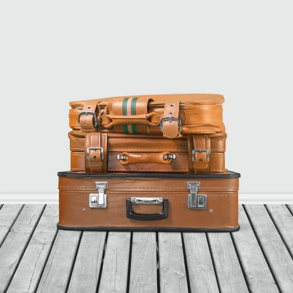 Bir yığın eski bavul.