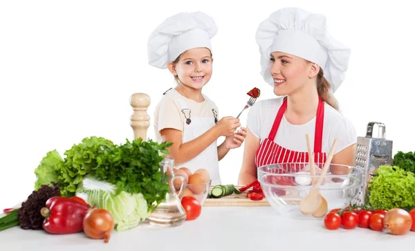 Девочка и ее мать готовят вместе — стоковое фото