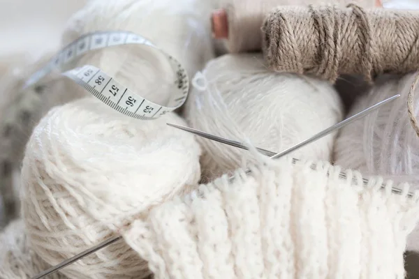 Agulhas e lã para tricotar — Fotografia de Stock