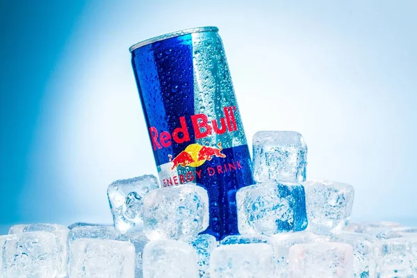 Bir kutu red bull enerji içeceği — Stok fotoğraf