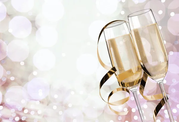 Copas de champán con cinta rizada —  Fotos de Stock