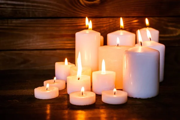 Candele di Natale che bruciano di notte — Foto Stock