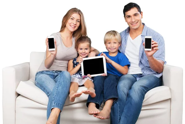 Família Sentada Sofá Com Aparelhos Eletrônicos — Fotografia de Stock