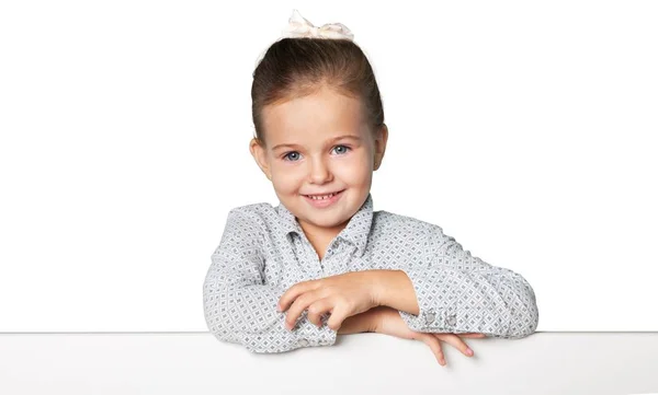 Маленькая улыбающаяся девочка с белым пустой — стоковое фото