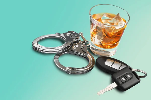 Arabanın anahtarlarını ve kelepçe ile viski — Stok fotoğraf