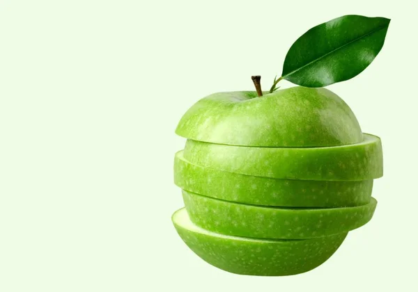 Yeşil elma masanın üzerine dilimlenmiş — Stok fotoğraf