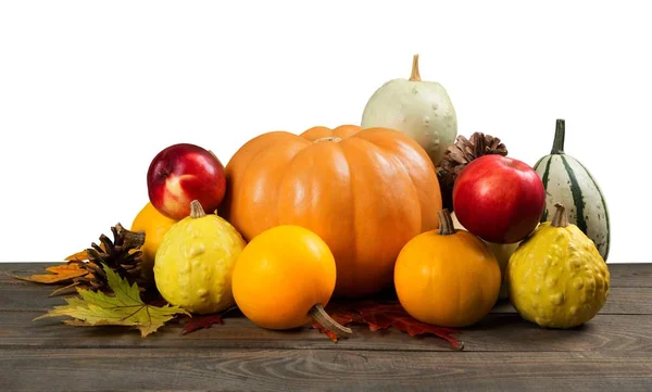 Calabazas y hojas sobre mesa de madera —  Fotos de Stock