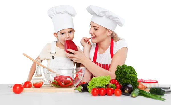 Menina e sua mãe cozinhar juntos — Fotografia de Stock