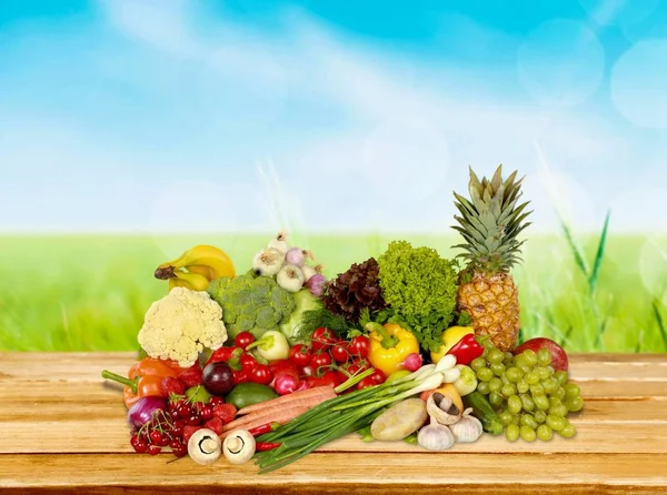Nahaufnahme Von Frischem Obst Und Gemüse Auf Dem Feld Hintergrund — Stockfoto