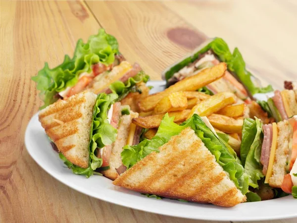 Metades grelhadas de sanduíches — Fotografia de Stock