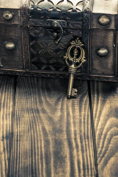 Винтажный гроб и ключ — стоковое фото