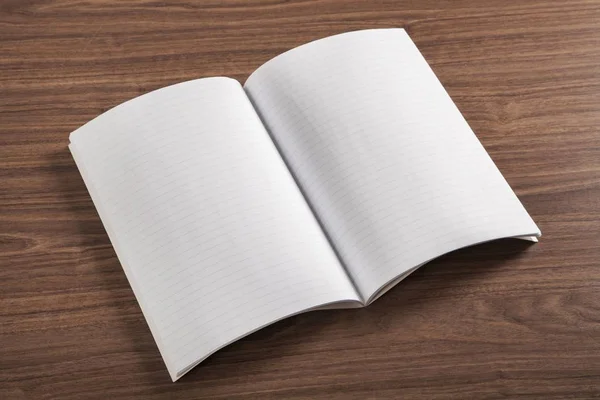 木製の背景の空白の白いノート — ストック写真