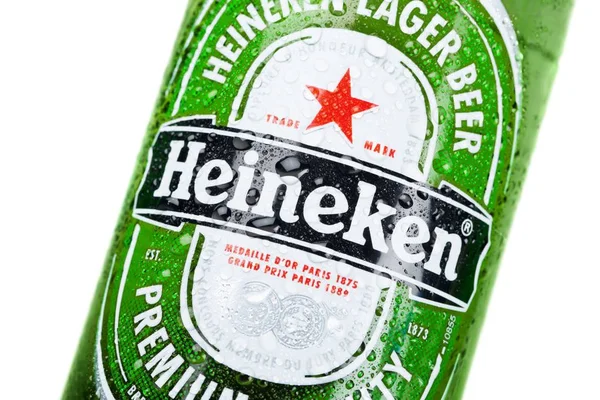 Heineken Öl på bakgrunden — Stockfoto