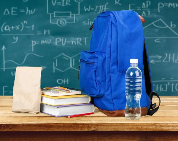 Modrý školní batoh — Stock fotografie