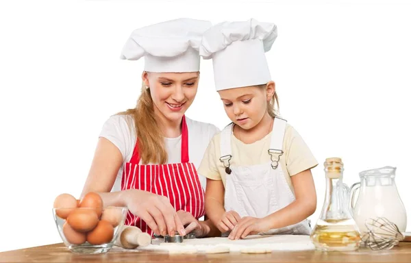 Chica y su madre horneando juntos — Foto de Stock