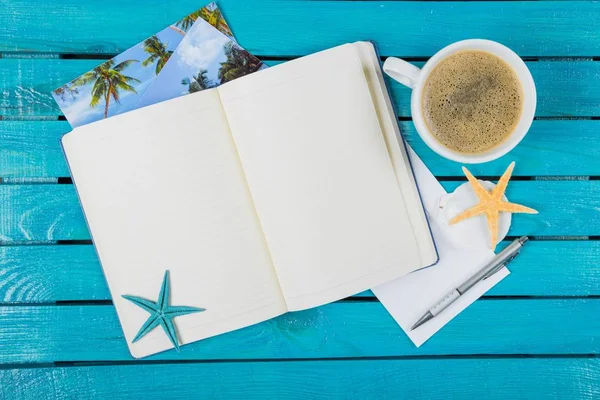 Muschel Und Kaffeetasse Auf Blauem Holzhintergrund Reisekonzept — Stockfoto