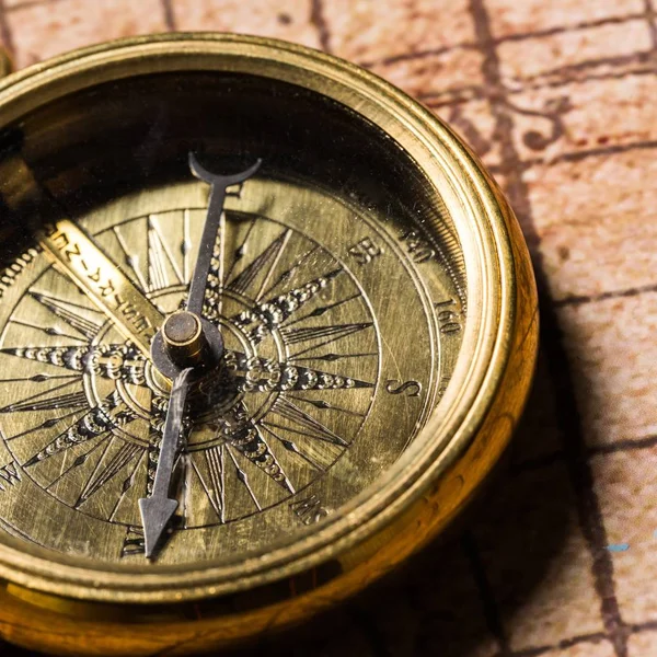 Kompas antik kuningan — Stok Foto